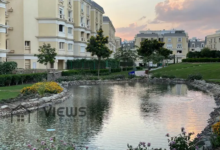 اي فيلا روف 235م + 80م حديقة نصف تشطيب تطل علي بحيرة ماونتن فيو هايد بارك Mountain view hyde park