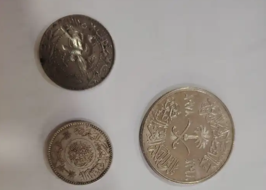 4 قطع عملات قديمة