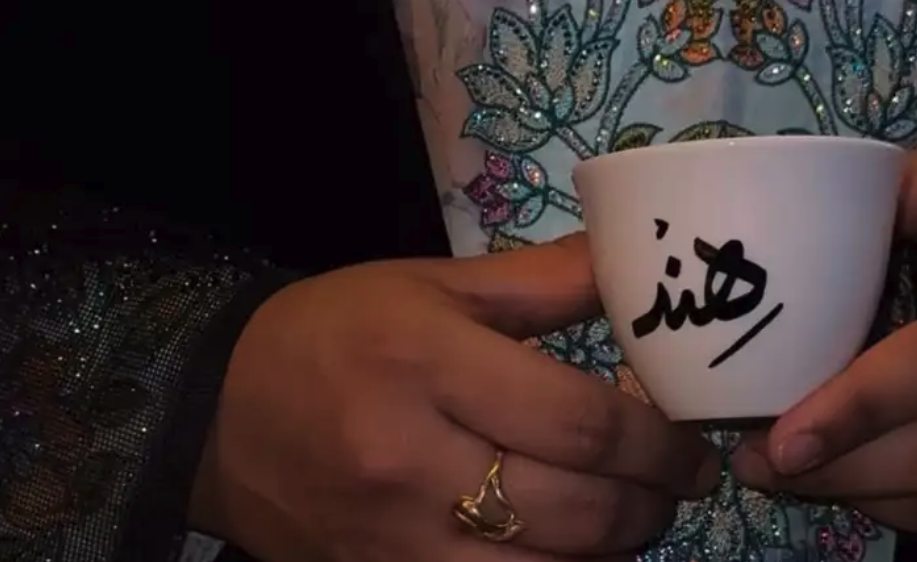 رسم و كتابة على فناجين القهوة - رسامة