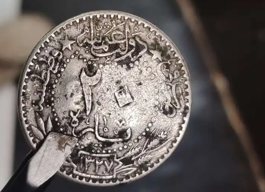 4 قطع عملات قديمة