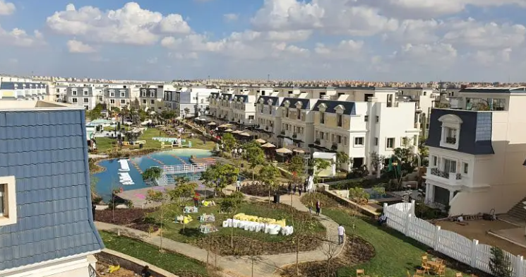 فيلا للبيع 325 م استلام فوري 90% تشطيب 3 ادوار موقع مميز في تشيل اوت بارك 6 اكتوبر Mountain view chillout park 6 october