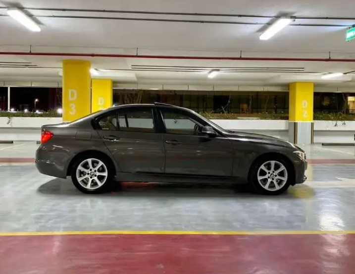 BMW 320i ممشى قليل يرجى التواصل واتس اب الرقم في الاعلان