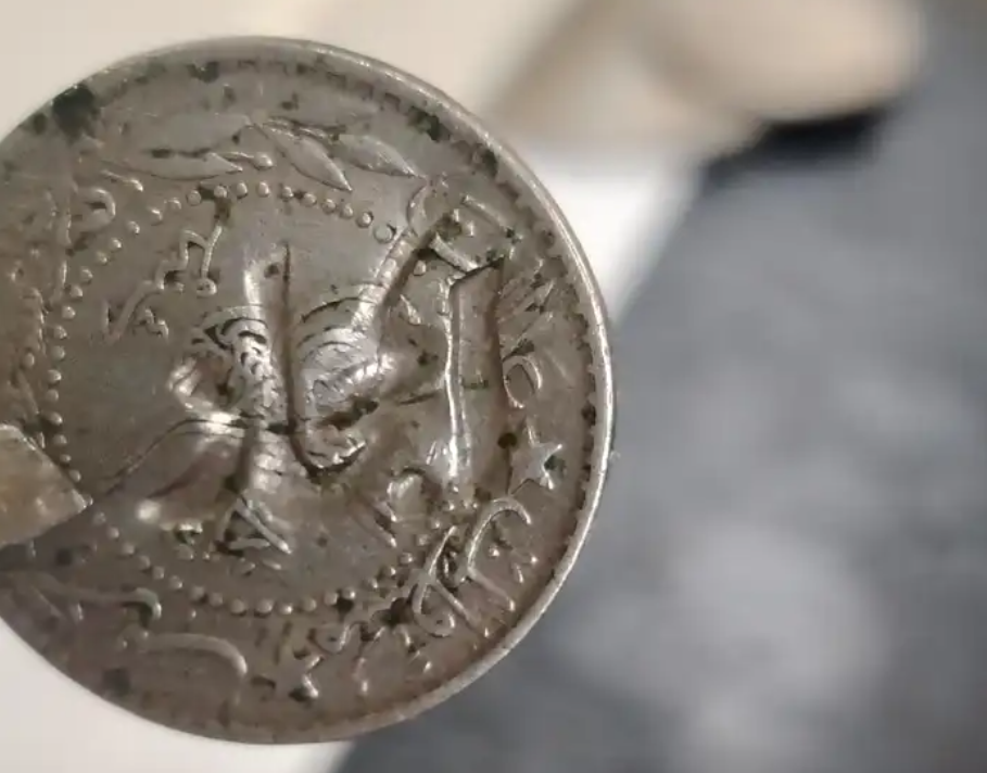 4 قطع عملات قديمة