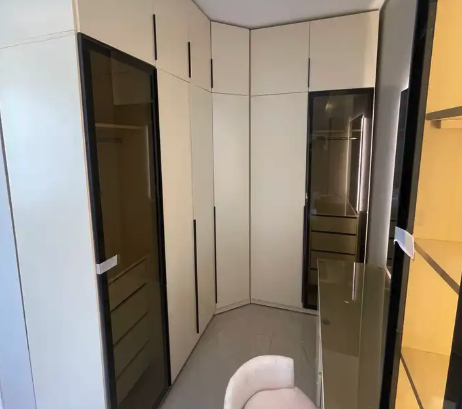 تفصل غرف نوم وتركيب ديكورات خشبية والتنجيد ودهان الأبواب