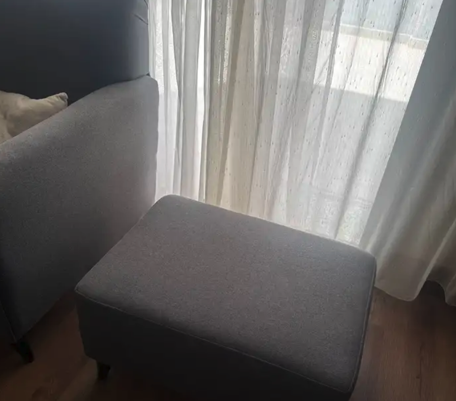 طقم كناب مع طاوله وسطيه وجانبيه للبيع