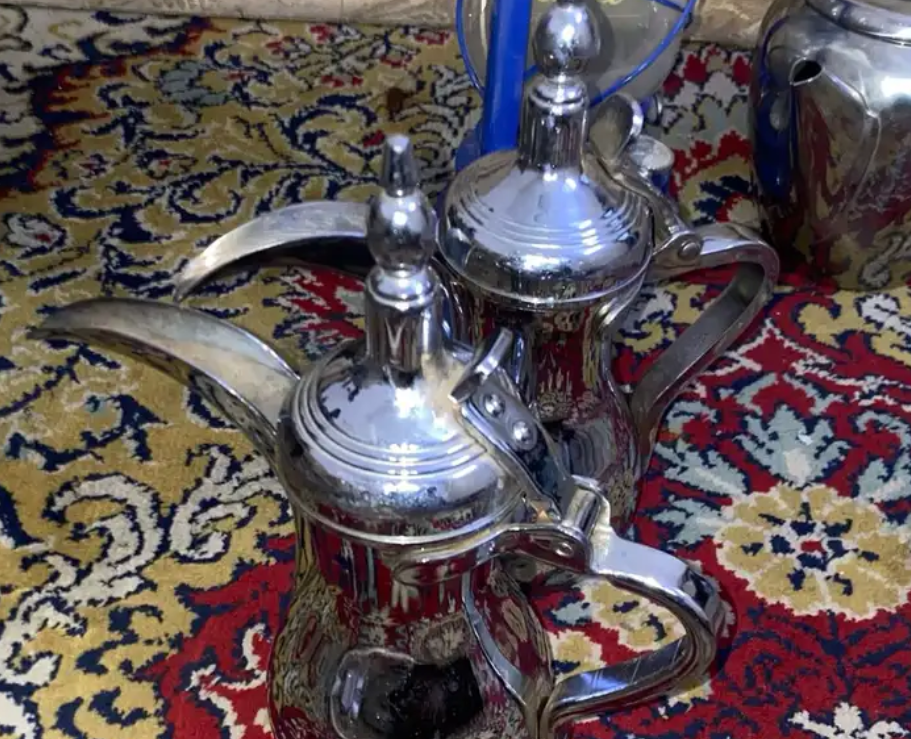 دله وفانوس وابريق وكوب قديم كلها قديم واثريه