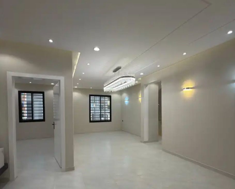 للبيع ف أبها - شقة ببلكونة ودرج داخلي للسطح بسعر 520 الف