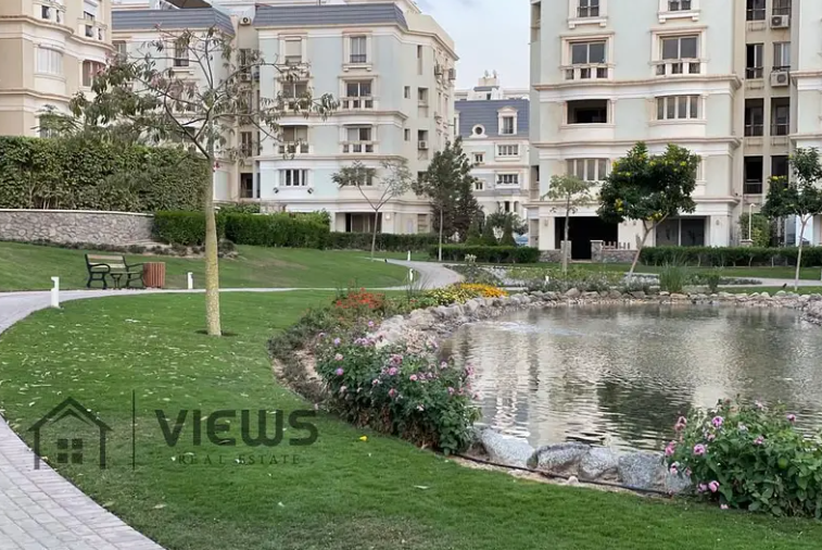 اي فيلا روف 235م + 80م حديقة نصف تشطيب تطل علي بحيرة ماونتن فيو هايد بارك Mountain view hyde park