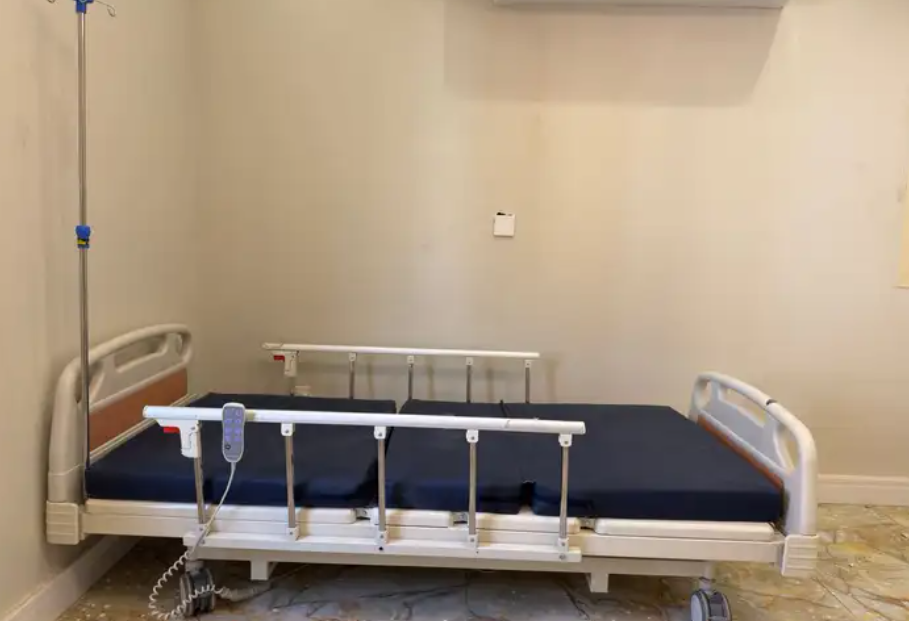 سرير طبي ورافعة مريض