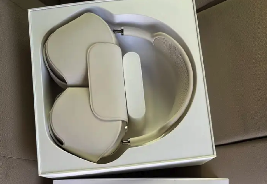 اير بودز ماكس شبه جديده بكامل اغراضها