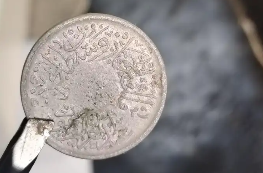 4 قطع عملات قديمة