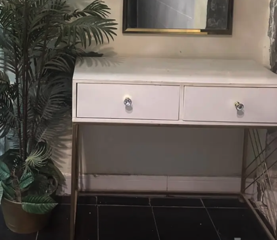 مدخل للبيع يتكون من طاولة ومرايا ستيل