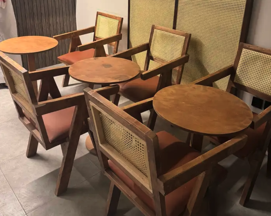 كراسي وطاولات للببيع