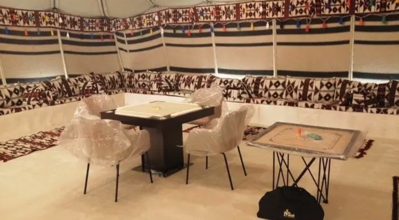 طاولة بلوت مع الكراسي ملكية توصيل فوري