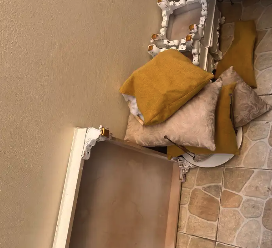 كنب وطاولات للبيع