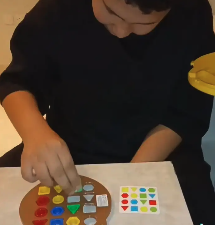 أخصائي تخاطب واستشاري تربية خاصة