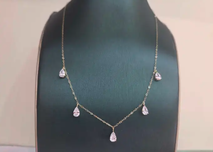 تعليقه ذهب أصفر خالص عيار 18 مرصعه بالزركون الوزن 1.7 جرام