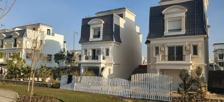 فيلا للبيع 325 م استلام فوري 90% تشطيب 3 ادوار موقع مميز في تشيل اوت بارك 6 اكتوبر Mountain view chillout park 6 october