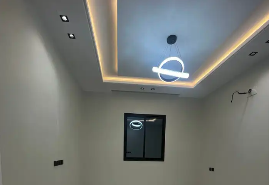 للبيع شقه علويه بسطح خاص ومصعد جاهز 480 الف ابها البديع