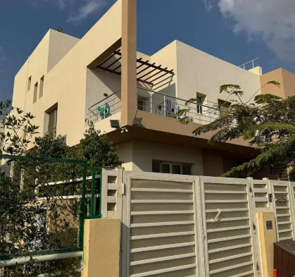 قصر بانورامي متشطب 1009 متر 3 ادوار مع حمام سباحة خاص بجوار Mountain View و Nyoum من Grand Heights