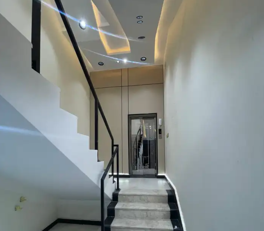 للبيع شقق علويه بسطح خاص ومصعد جاهز 550 الف شرق الخميس