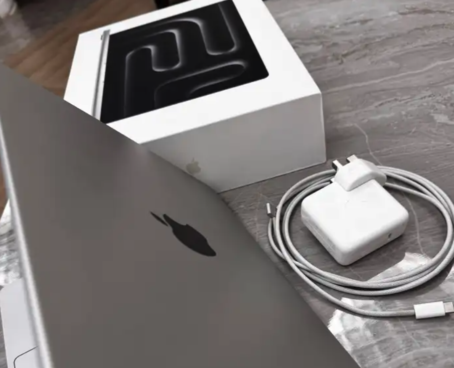 ماكبوك برو 2023 M3 Pro نظيف جداً ضمان AppleCare