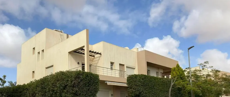 قصر بانورامي متشطب 1009 متر 3 ادوار مع حمام سباحة خاص بجوار Mountain View و Nyoum من Grand Heights