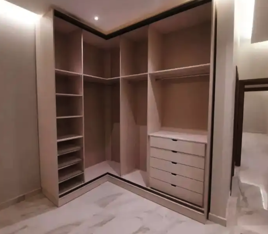 تفصل غرف نوم وتركيب ديكورات خشبية والتنجيد ودهان الأبواب