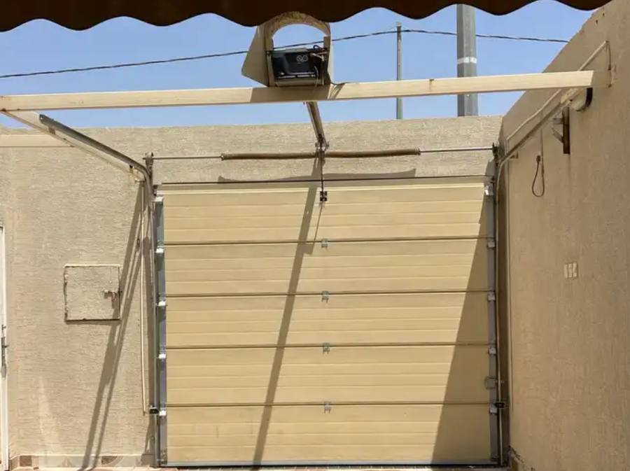 باب افقي مدخل سياره للبيع شركة العربيه للبيع فيه عطل بسيط