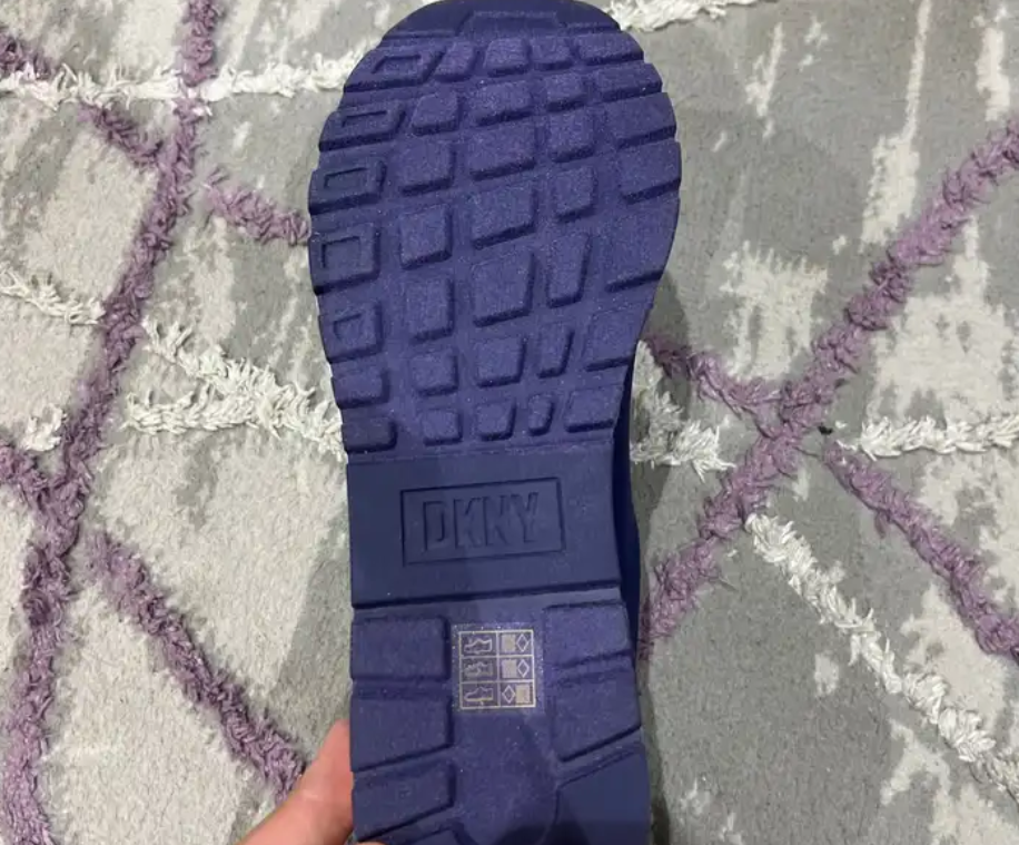 حذاء اطفال جديدة DKNY
