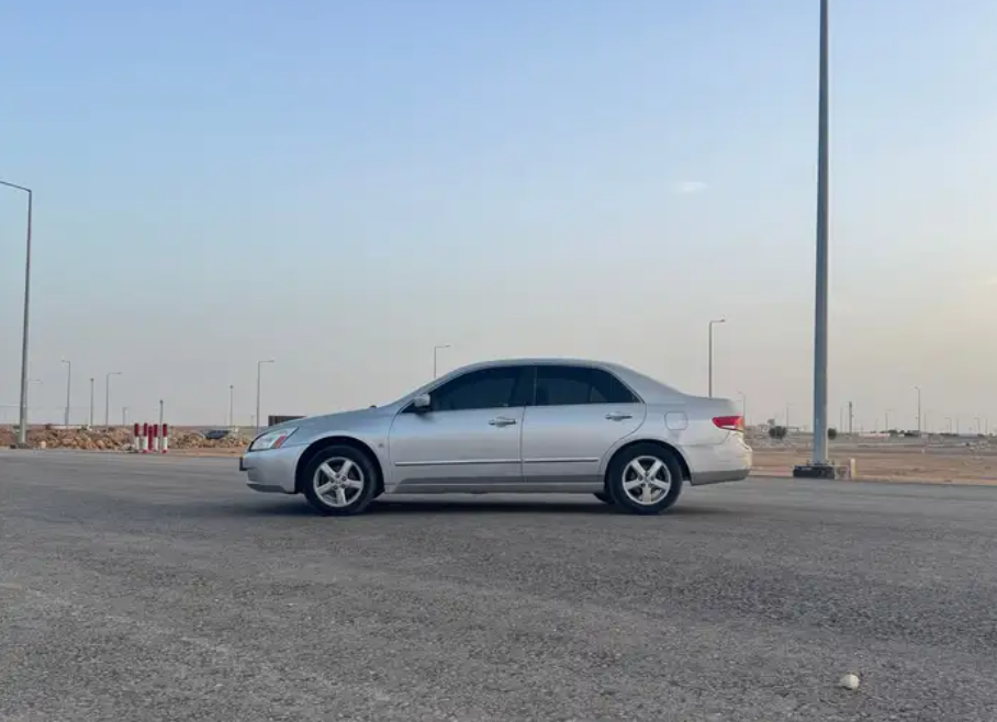 هوندا اكورد 2004 فضي مستعمل