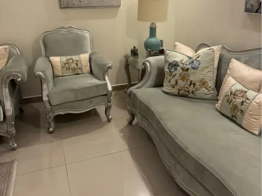 طقم مجلس فاخر نظيف جداً للبيع (شبه جديد) من مفروشات العمر