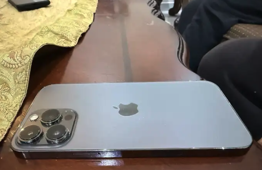 ايفون 13 برو ماكس 512 مع هدية