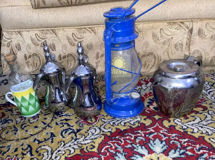 دله وفانوس وابريق وكوب قديم كلها قديم واثريه