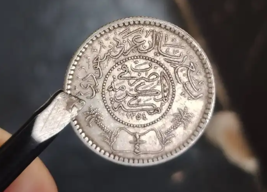 4 قطع عملات قديمة