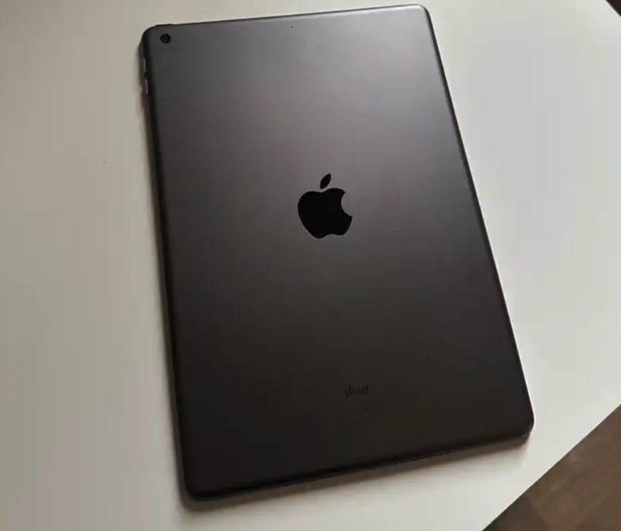 ايباد الجيل 8 نظيف جداً