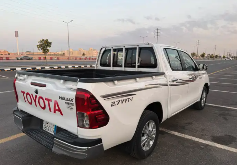 هايلوكس 2016 فل كامل قير عادي ( الساير ) بنزين