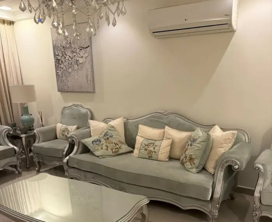 طقم مجلس فاخر نظيف جداً للبيع (شبه جديد) من مفروشات العمر