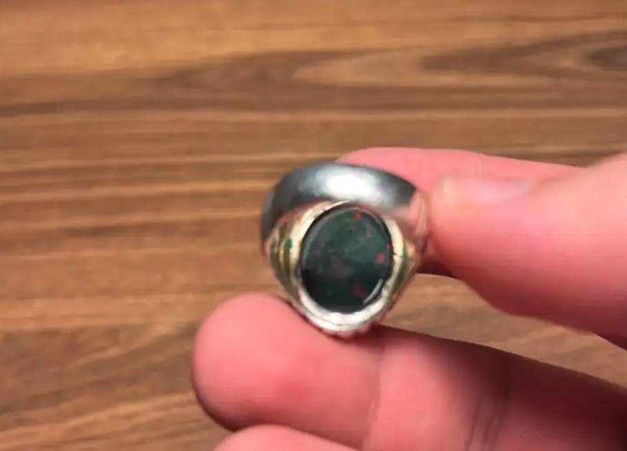 خاتم حجر دم مميز