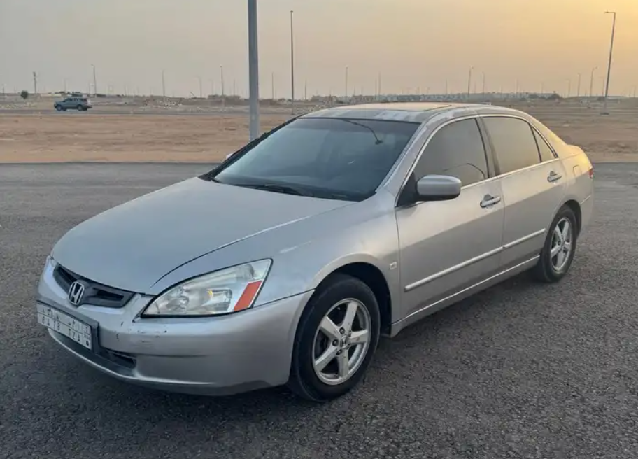 هوندا اكورد 2004 فضي مستعمل