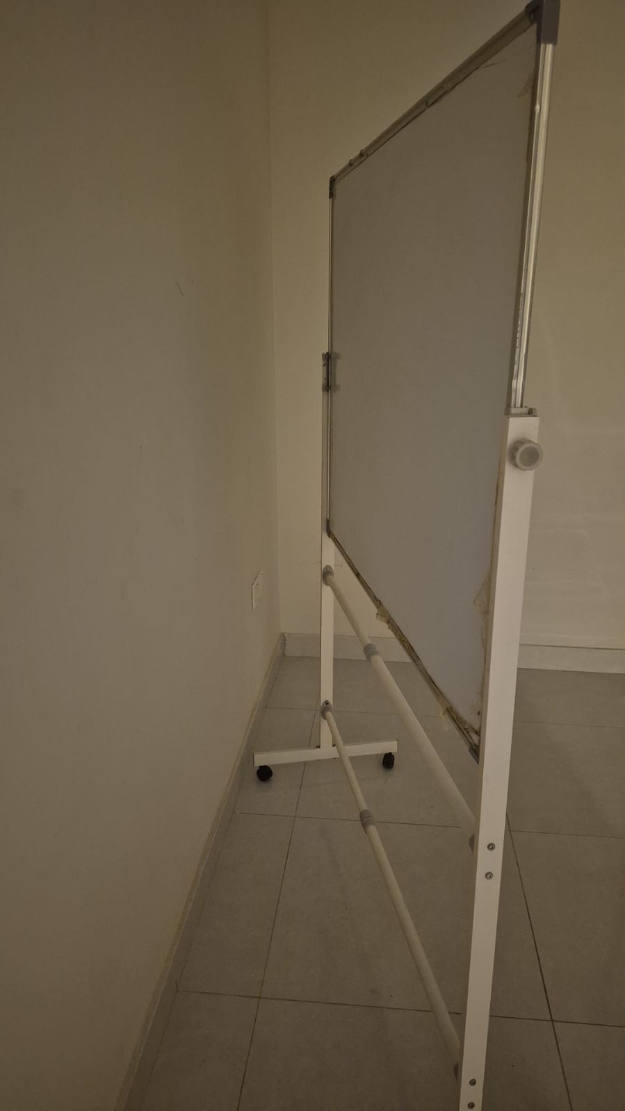 سبورة مستعملة نظيفة للبيع