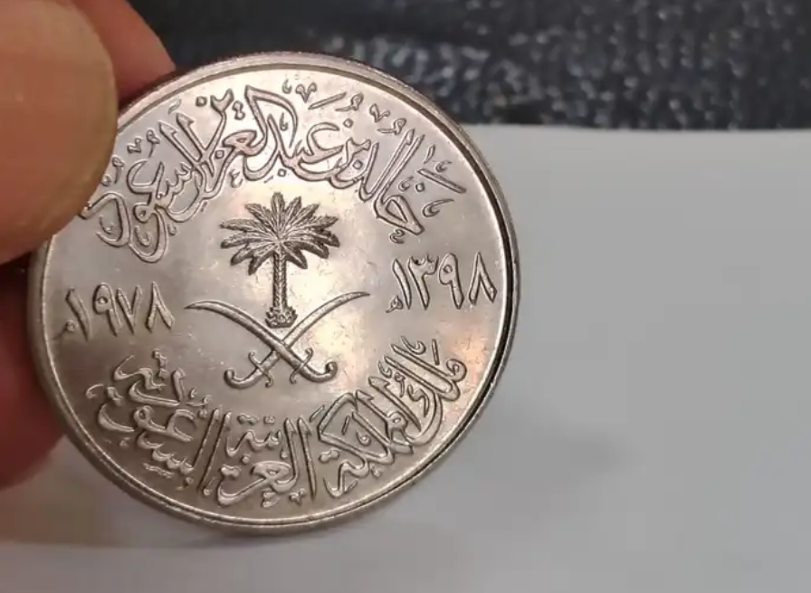 4 قطع عملات قديمة