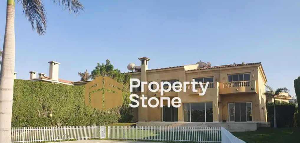 فيلا للإيجار في كمبوند قطامية هايتس Katameya Heights إطلالة مباشرة على الجولف والبحيرات متشطبة بالتكييفات حمام سباحة خاص حديقة كبيرة