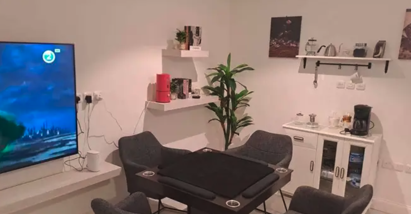 طاولة بلوت مع الكراسي ملكية توصيل فوري