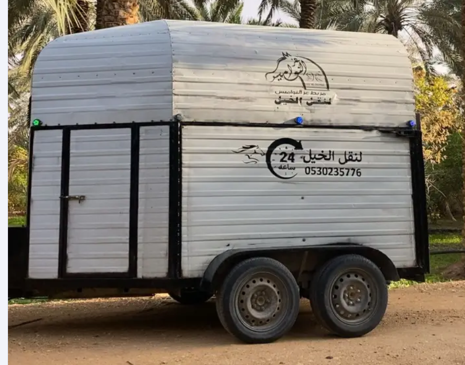 عربة ل نقل الخيل .