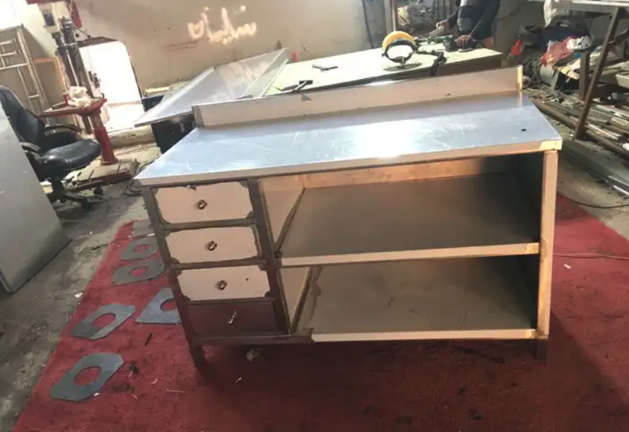 فني تجهيزات مطاعم ومطابخ وكفتيريات وجميع اعمال الاستيل