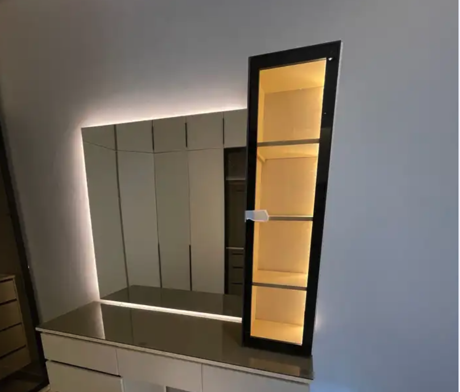 تفصل غرف نوم وتركيب ديكورات خشبية والتنجيد ودهان الأبواب