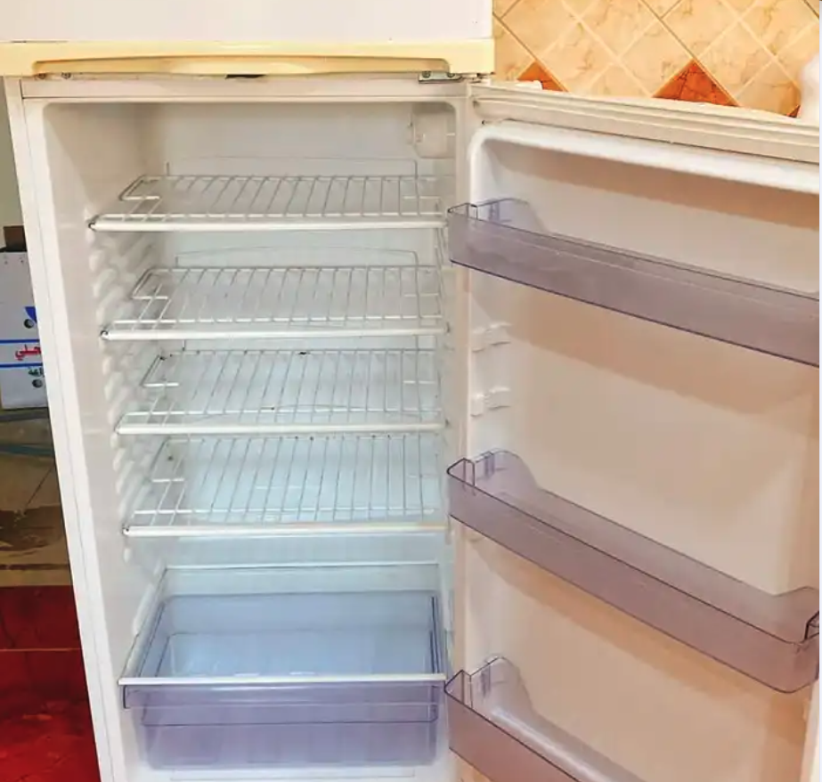 ثلاجة و شاشة وظهر سرير