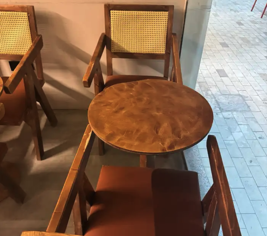 كراسي وطاولات للببيع