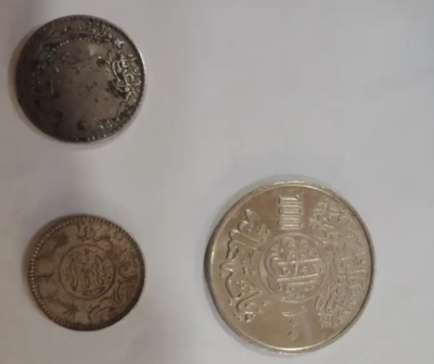 4 قطع عملات قديمة